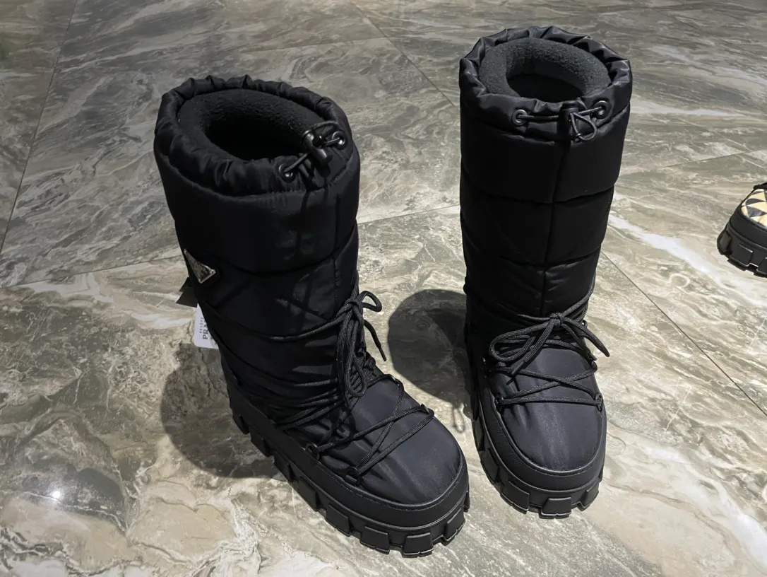 👟👟Ex-factory price 740👟👟 The highest version on the market, Prada's king style, snow boots, ski boots, fat and cute, so cute →_→ From the Prada limited series, unique. Shiny nylon Oblique upper with criss-cross straps for an ideal fit. The boots are made of technical fabric and have a short-cut version. They can be worn in the city or in the mountains. They make the calves slimmer, taller, warmer and have a concave shape. The boots and soles use the original waterproof effect. The size is 35-40. 41Customized